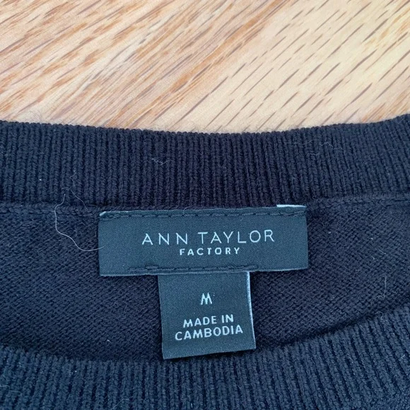 Ann Taylor Factory Women’s Dark Navy Short Sleeve Lightweight Sweater - Picture 2 of 5